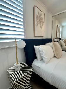 Llit o llits en una habitació de Luxe Palm Studio Villa - In the heart of Edge Hill