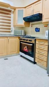 una cocina con horno y pavo en su interior en شقة فندقية فاخرة - غرفتا نوم - تلاع العلي en Umm Uthainah