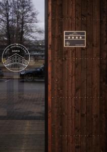 une porte avec deux panneaux sur le côté du bâtiment dans l'établissement Wasa Resort Hotel, Apartments & SPA, à Pärnu