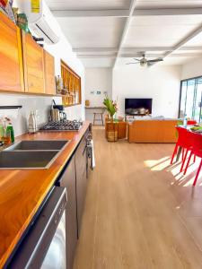 cocina con fregadero y sala de estar. en Modern Home with Panoramic Ocean View and Pool, en Ojochal