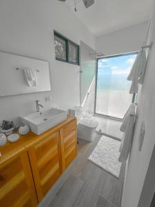 y baño con lavabo y aseo. en Modern Home with Panoramic Ocean View and Pool, en Ojochal