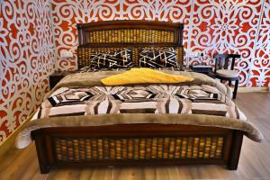 una camera con letto e parete rossa e bianca di MUSSOORIE ADVENTURE RESORT a Mussoorie