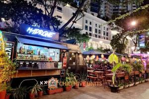 a food truck parked in front of a restaurant at Deluxe 1br - Uptown - Netflix, Pool #oursw15o in Manila