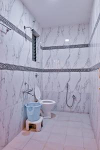 een badkamer met een toilet en een wastafel bij The Royal Heaven by Joy Suites in Kudāl