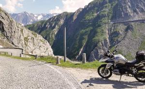 una moto parcheggiata sul fianco di una montagna di Gasthof Rieder Stubn a Ried im Oberinntal