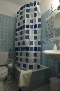 La salle de bains est pourvue d'une douche, de toilettes et d'un lavabo. dans l'établissement Gästehaus Senger, à Bestwig