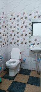 Murli Manohar Palace في فريندافان: حمام مع مرحاض ومغسلة