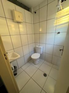 een kleine badkamer met een toilet en een wastafel bij Quarto privativo com ótima localização in Sao Paulo