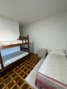 Postel nebo postele na pokoji v ubytování Quarto privativo em residência ótima localização