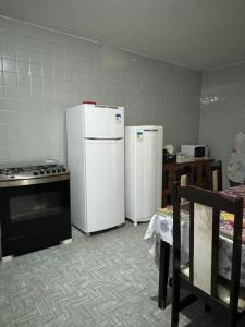 een keuken met 2 koelkasten en een fornuis bij Quarto privativo com ótima localização in Sao Paulo