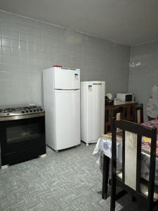 Kuchyň nebo kuchyňský kout v ubytování Quarto privativo em residência ótima localização