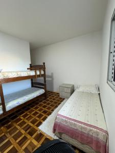 Postel nebo postele na pokoji v ubytování Quarto privativo em residência ótima localização