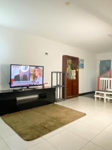 TV a/nebo společenská místnost v ubytování Quarto privativo em residência ótima localização