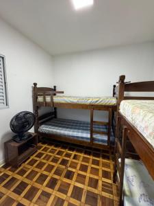 Postel nebo postele na pokoji v ubytování Quarto privativo em residência ótima localização