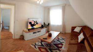 ein Wohnzimmer mit einem Flachbild-TV auf einem Stand in der Unterkunft Pod 20 in Jelenia Góra
