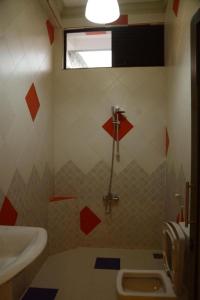 La salle de bains est pourvue de toilettes et d'un lavabo. dans l'établissement River Top Holiday Resort, à Bandaragama