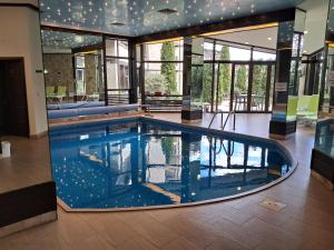 ein großes Schwimmbad in einem Gebäude in der Unterkunft Alpine Lodge Bansko Apartments in Bansko