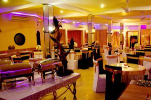River Top Holiday Resort في Bandaragama: مطعم فيه طاولات وكراسي في الغرفة