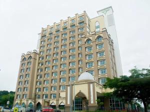 a largeiegelled building with a dome in front of it at De Viana Apartments Homestay in Kota Bharu