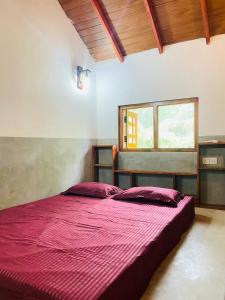 Postel nebo postele na pokoji v ubytování Rivinu Place Arugambay + 37 fotografií