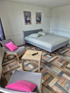 1 dormitorio con 1 cama, 1 mesa y 1 silla en La Brionnaise Studio, en Brionne