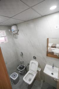 Maruti Grand Hotel的一间浴室