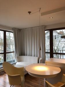 Zimmer mit einem Bett, einem Tisch und Stühlen in der Unterkunft WORKATION Nature View mit Balkon, indoor Pool, Küche Tiefgarage auf Anfrage in Wiesbaden