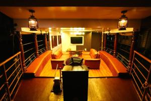 IndraprasthamLakeCruise的休息区