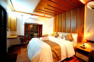 a bedroom with a large bed in a room at IndraprasthamLakeCruise in Alleppey