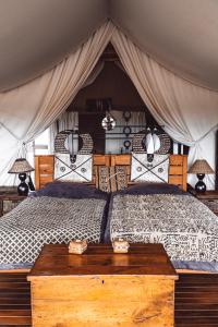 Un pat sau paturi într-o cameră la Ohorongo Tented Camp