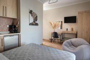 cocina y sala de estar con mesa en StayInn Luxury Apartments en Nea Kallikratia