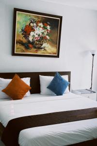 卡馬拉海灘的住宿－Sasimanta，一间卧室配有一张壁画床