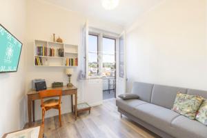 sala de estar con sofá y escritorio en Gouenael Apartment- Castelsardo, en Castelsardo