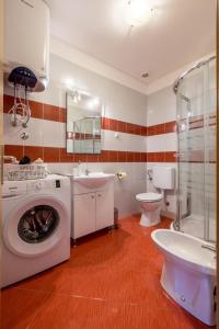 bagno con lavatrice e servizi igienici di Cozy Apartment Tony a Dugi Rat (Punta Lunga)