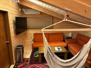 Televiisor ja/või meelelahutuskeskus majutusasutuses ゲストハウス かぶろの庭