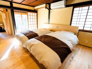 Postel nebo postele na pokoji v ubytování Tetsu-juro former Ogunis residence , Himeji Castles back parlor-like"400-year-old inn"