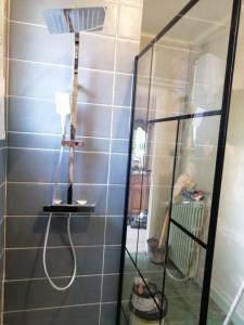La salle de bains est pourvue d'une douche et d'un miroir. dans l'établissement L ARDECHE VERTE, à Saint-Martin-de-Valamas