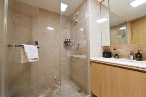 Ένα μπάνιο στο Livetour Hotel Panyu Nancun Wanbo Metro Guangzhou