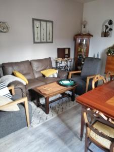 - un salon avec un canapé et une table dans l'établissement L ARDECHE VERTE, à Saint-Martin-de-Valamas