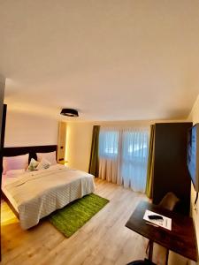 um quarto com uma cama grande e um tapete verde em Rieder Stubn em Ried im Oberinntal