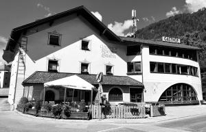 uma foto a preto e branco de um edifício em Rieder Stubn em Ried im Oberinntal