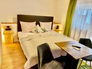 um quarto com uma cama com uma mesa e cadeiras em Rieder Stubn em Ried im Oberinntal