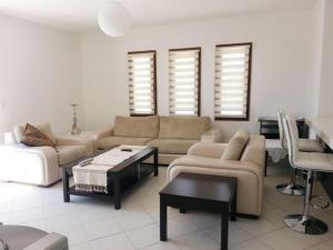 uma sala de estar com sofás e uma mesa de centro em Seaview (Sunset & Greek-Islands) Luxury Apartment em Bodrum City