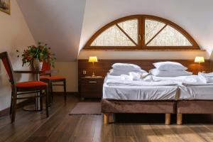 a bedroom with a large bed and a window at Złota Jesień Restauracja i Noclegi nad jeziorem in Kartuzy