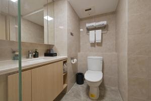 Ένα μπάνιο στο Livetour Hotel Panyu Nancun Wanbo Metro Guangzhou