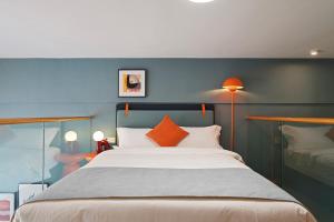 Ένα ή περισσότερα κρεβάτια σε δωμάτιο στο Livetour Hotel Panyu Nancun Wanbo Metro Guangzhou