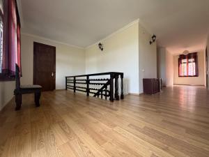 una stanza vuota con pavimento in legno e sedia di SIO Marani a Gomi