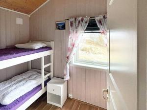 Habitación pequeña con 2 literas y ventana en Three-Bedroom Holiday home in Storfosna, en Sletta
