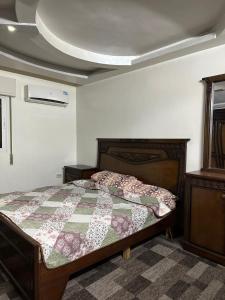 um quarto com uma cama com uma colcha em شقة مفروشة للايجار em Irbid