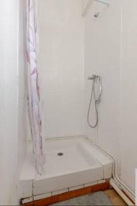 un bagno bianco con doccia e tenda di ++++ CENTRAL STUDIO RENOVE 200 m plage et 300 m de la rue piétonne ++++ a Berck-sur-Mer